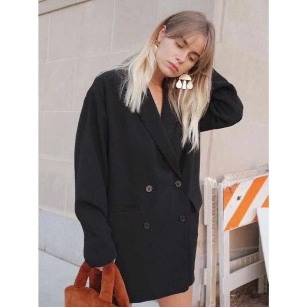 Aritzia Wilfred Cherrelle Black Double Breasted Blazer Jacket. Size Medium.